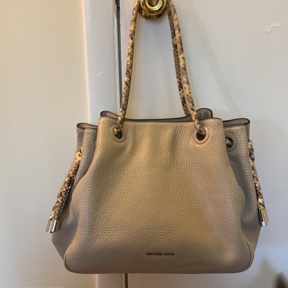 Michael Kors handbag ✨ includes FREE MK wristlet - Picture 2 of 12